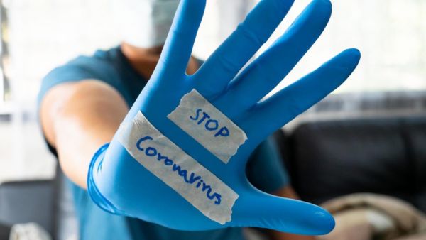 Чеснок, алкоголь и восемь стаканов воды: мифы о коронавирусе, в которые не стоит верить