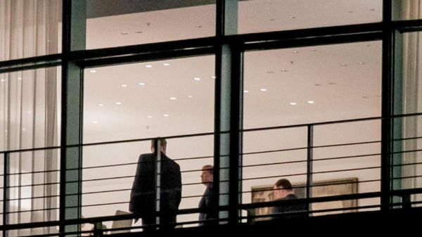 После семи часов переговоров: Германия решила принять детей-беженцев