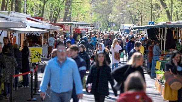 Тысячи людей по всей Германии снова толпились на еженедельных рынках, несмотря на действующий карантин