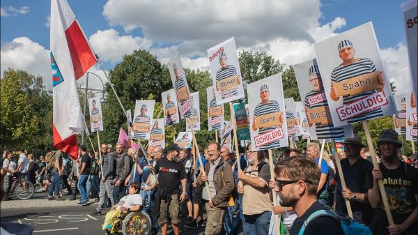 Berlin 29.08.2020: Видеохроника массового протеста в Берлине. Без перевода и комментария.