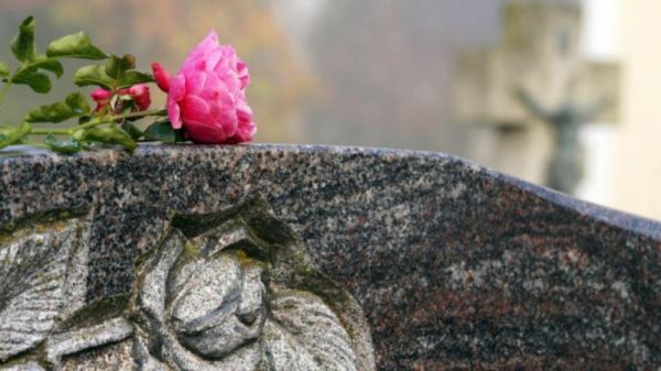 Смерть близкого: что нужно сделать со страховыми полисами и другими документами?