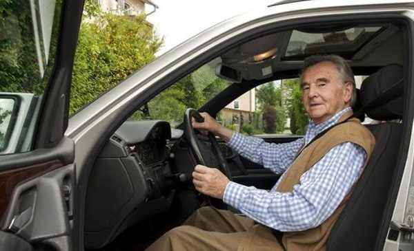 Пенсионер ехал по автомагистрали на электромобиле со скоростью 6 км/ч
