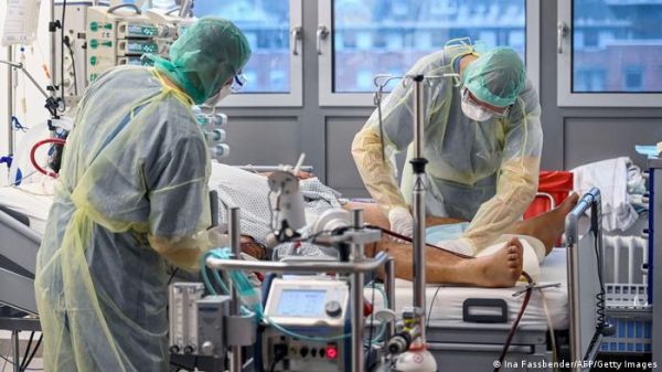 Число больных ковидом в реанимациях Германии вновь ниже тысячи