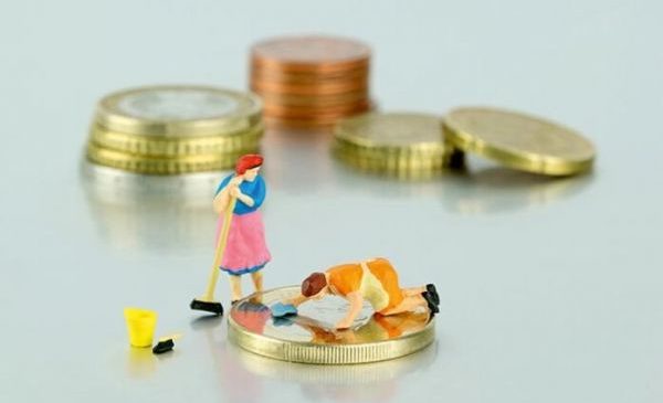 С 1 октября минимальная заработная плата повысится до двенадцати евро
