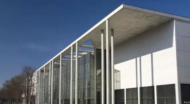 Новая картина неизвестного художника пополнила экспозицию баварской Пинакотеки современного искусства
