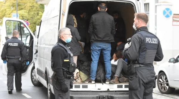 За &euro;86: мужчина чуть не угробил жизни 27 беженцев