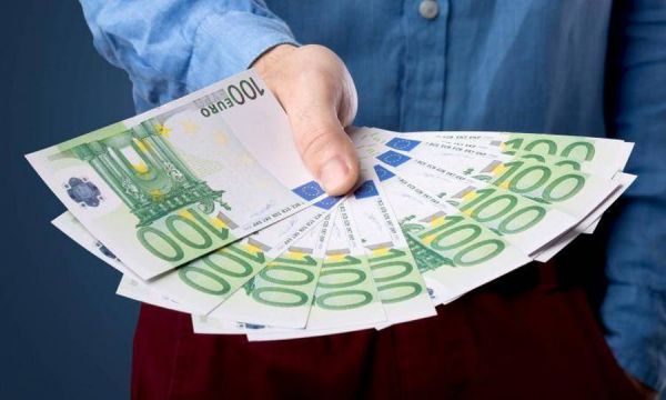 выплаты в германии В Германии выплатят помощь пенсионерам, студентам и семьям
